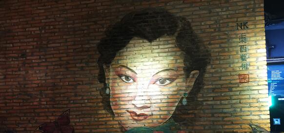 女人花餐厅墙体彩绘