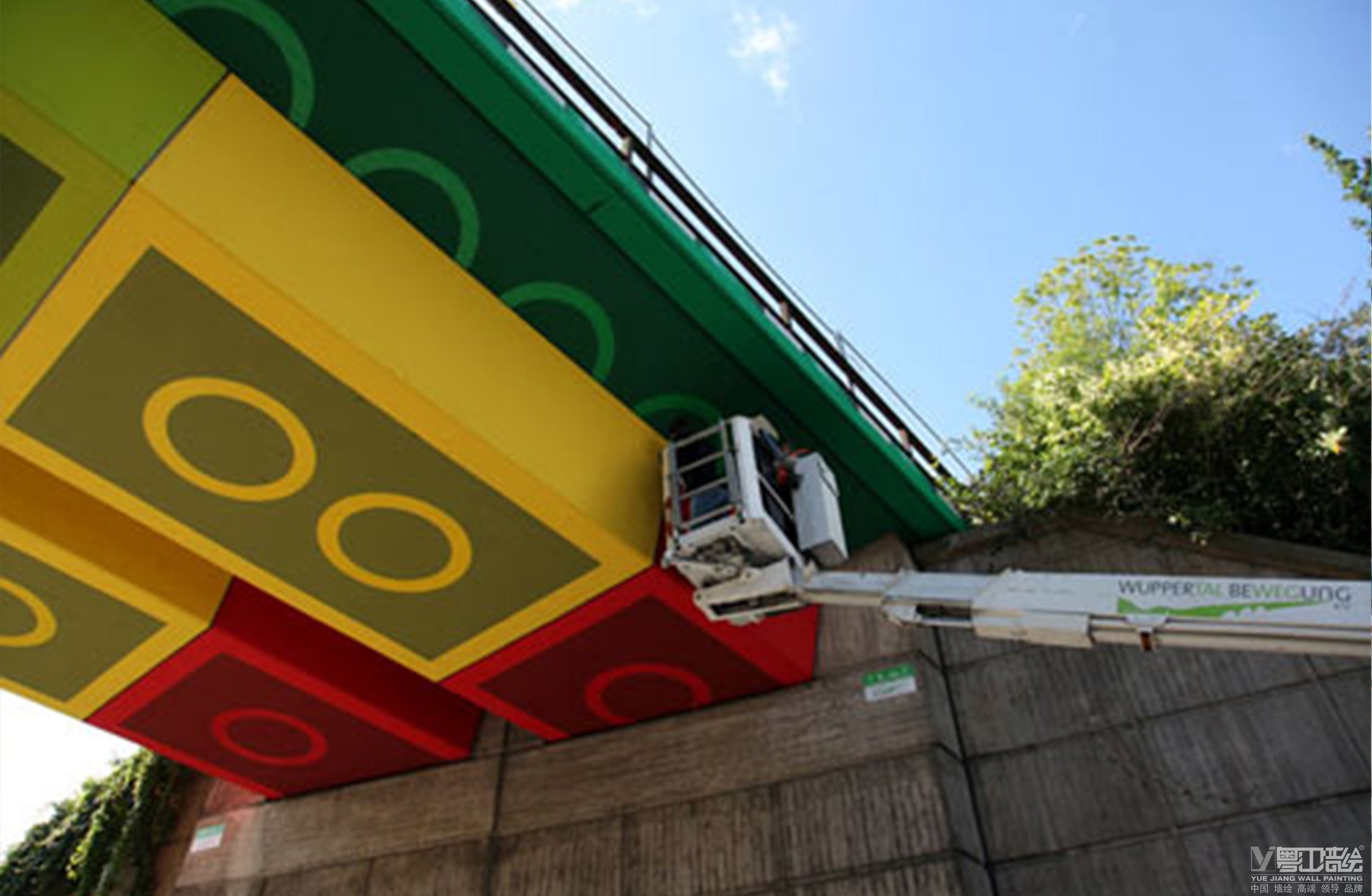 酷毙了，街头艺术家将天桥伪装成乐高积木